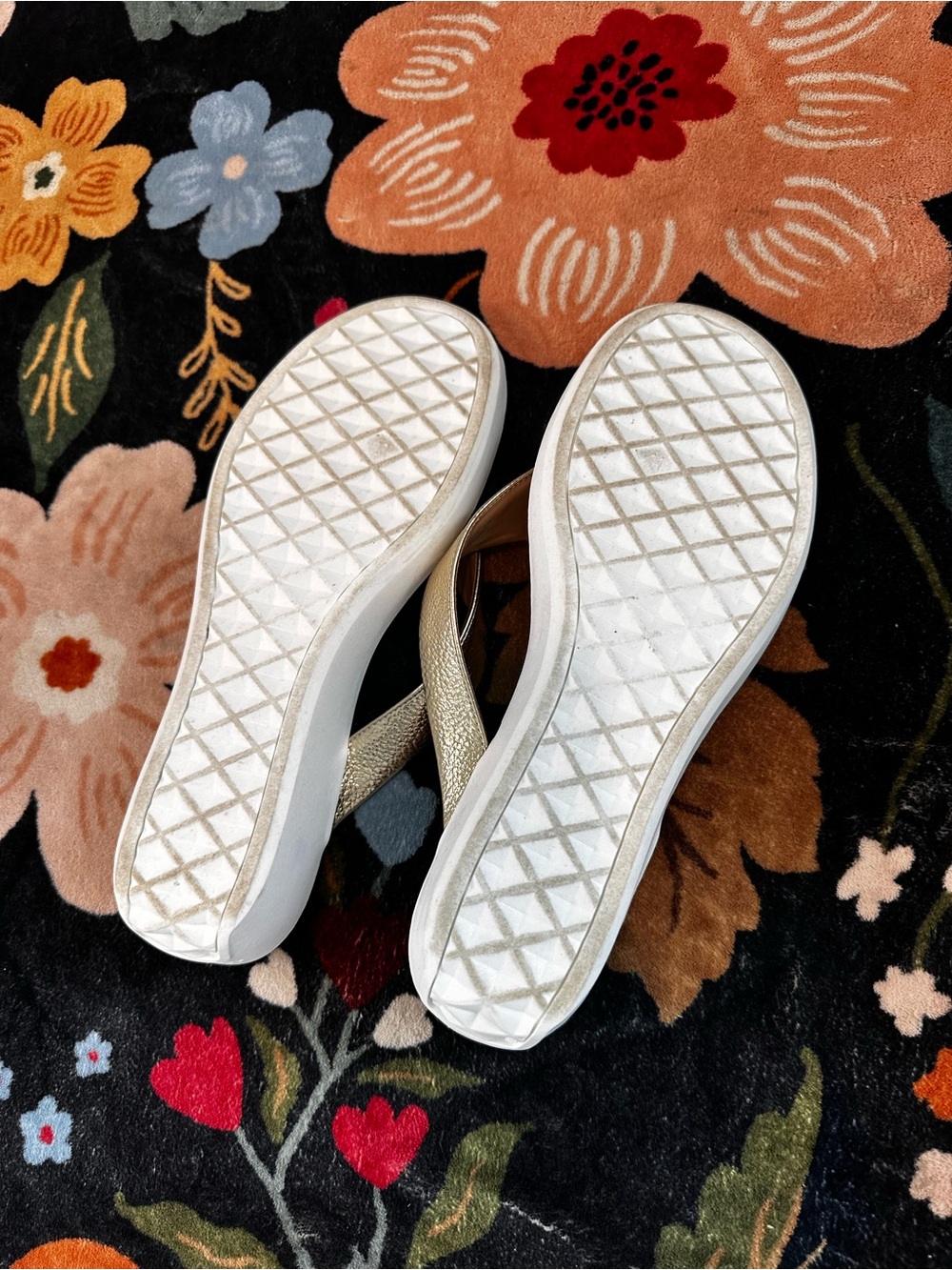 AEROSOLES Metallic Gold Wedge Thong Sandals - Picture 3 of 3